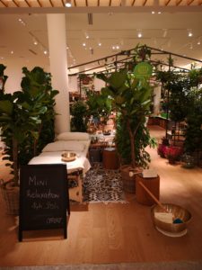 Lire la suite à propos de l’article Le massage sonore Peter Hess invité par la marque TATA HARPER au Bon Marché rive gauche Paris