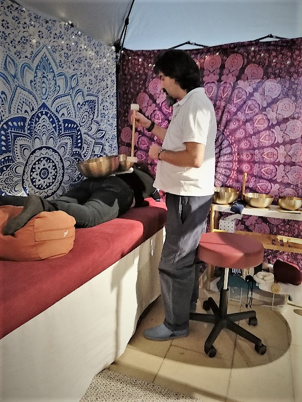 photo lors d'un massage sonore découverte au salon bien-être de Senlis