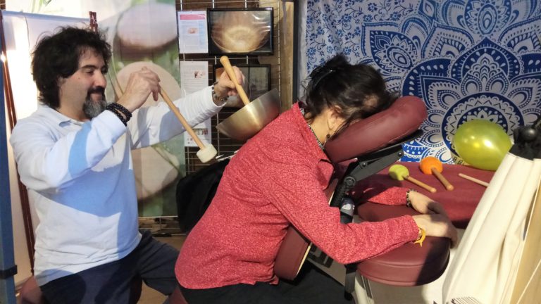 Massage du dos au bol chantant en position assise sur chaise Amma