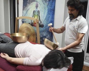 photo d'une personne recevant un massage en position ventrale