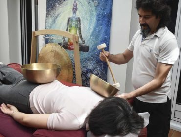 photo d'une personne recevant un massage en position ventrale