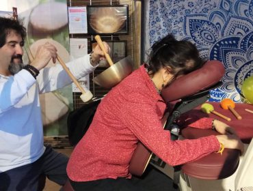 Massage du dos au bol chantant en position assise sur chaise Amma
