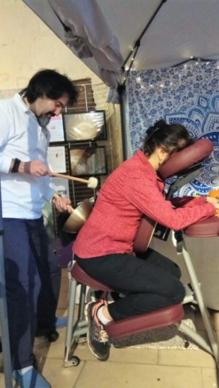 Massage du dos au bol chantant en position assise sur chaise Amma