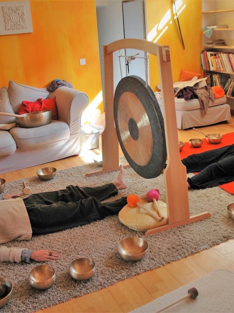 photo où l'on voit deux personnes couchées recevant un bain sonore