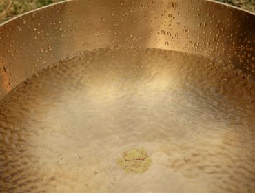 photo d'un bol tibétain Peter Hess où l'on voit les ondes dans l'eau générées par les vibrations du bol