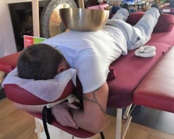 photo de personne recevant un massage en position ventrale