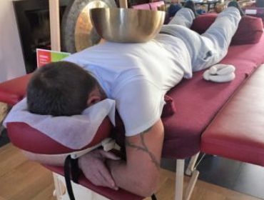 photo de personne recevant un massage en position ventrale
